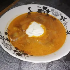 Щи с копчёной грудкой и солёными огурцами