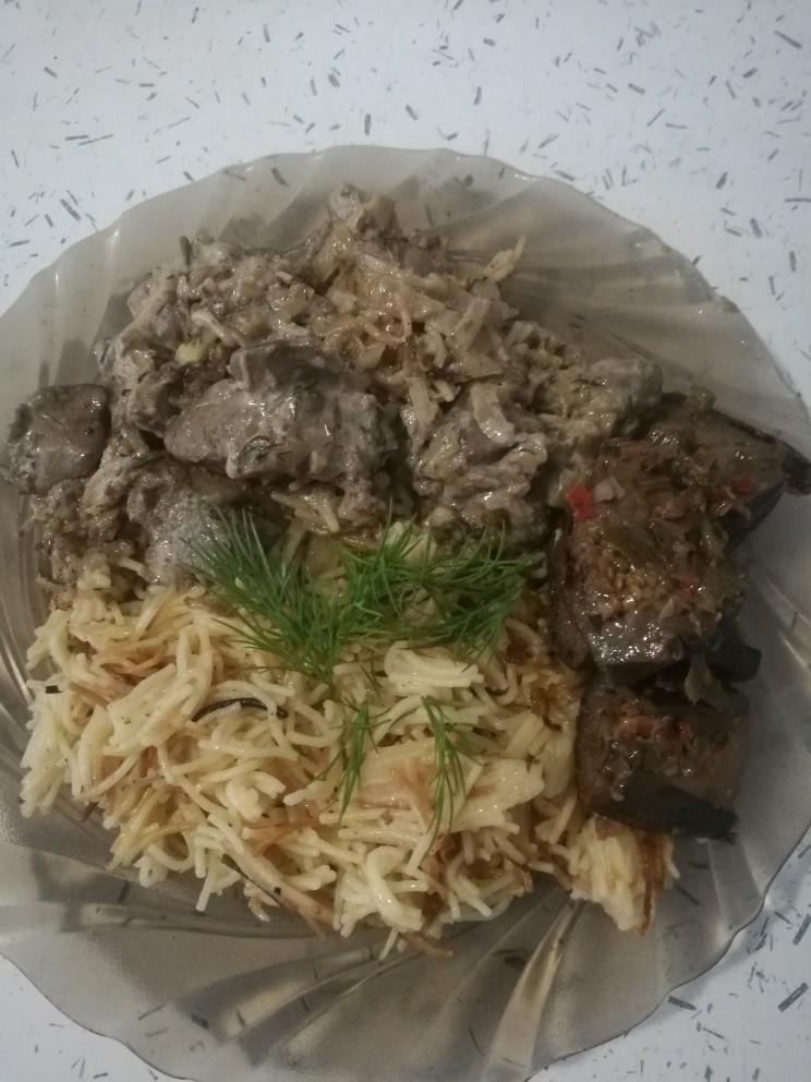 Жареная лапша с печенью и баклажанами