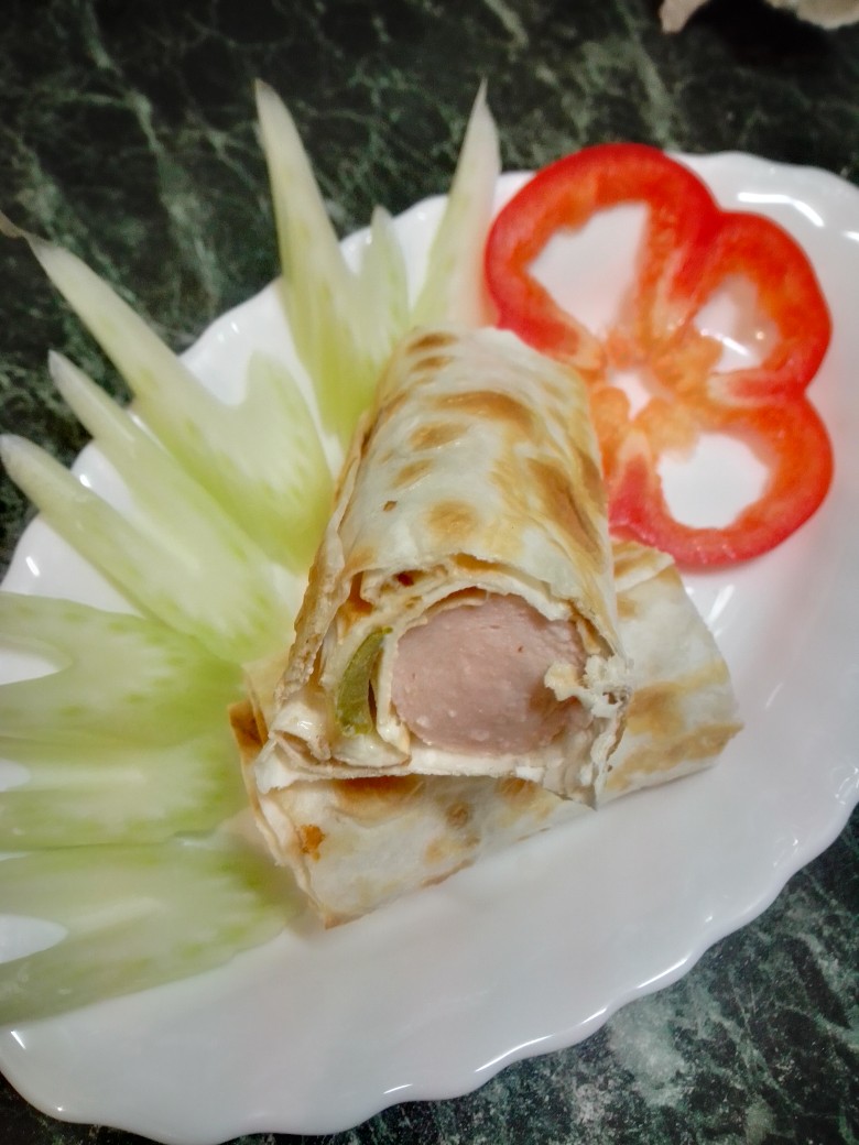 Сосиски в лаваше, с сыром и консервированным огурчиком