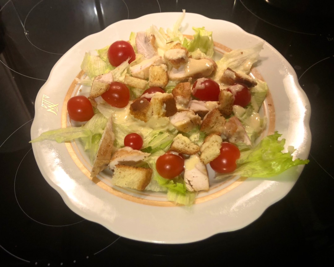 Классический салат Цезарь с курицей и сухариками