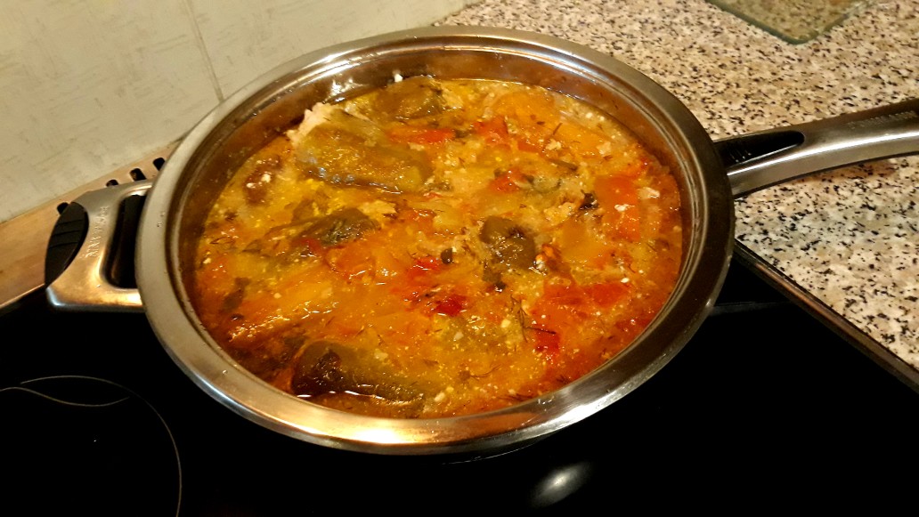 Перчик, фаршированный с куриным фаршем и рисом, с овощами