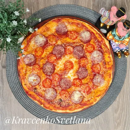Пицца с помидорами и колбасой