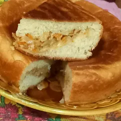 Пирог из дрожжевого теста с начинкой из жареной капусты с мясным фаршем