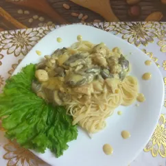 Спагетти в сливочно-сырном соусе с курицей и грибами