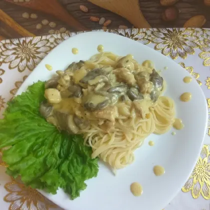 Спагетти в сливочно-сырном соусе с курицей и грибами