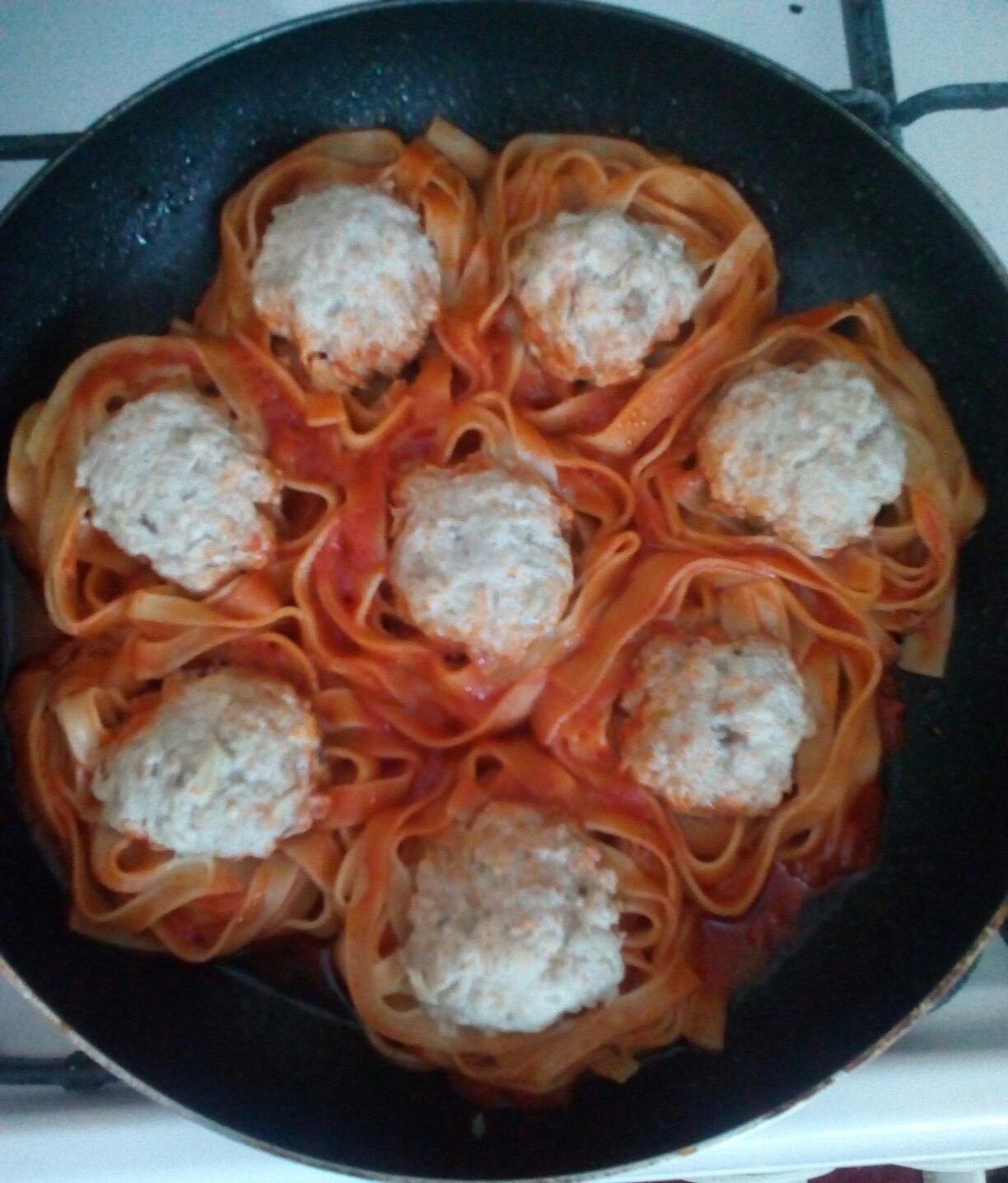 Макаронные гнёзда с фаршем на сковороде