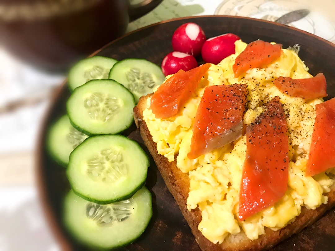 Омлет-скрэмбл с красной рыбой на тосте