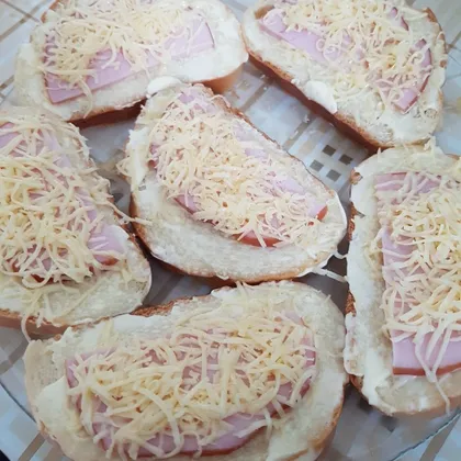 Бутерброды с колбасой и сыром