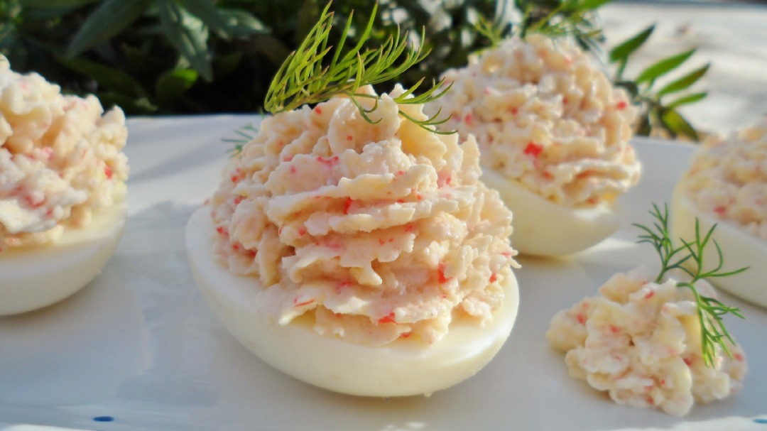 Яйца,фаршированные крабовыми палочками