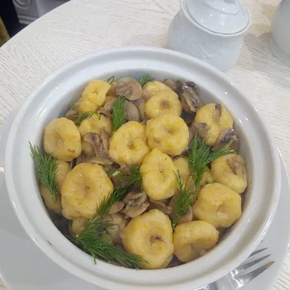 Ленивые вареники из тыквы и картофеля в грибной подливке