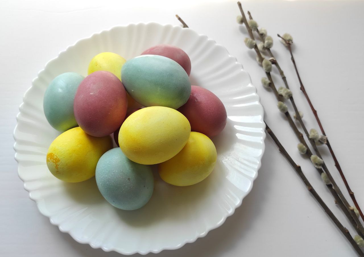 Как покрасить яйца натуральными красителями