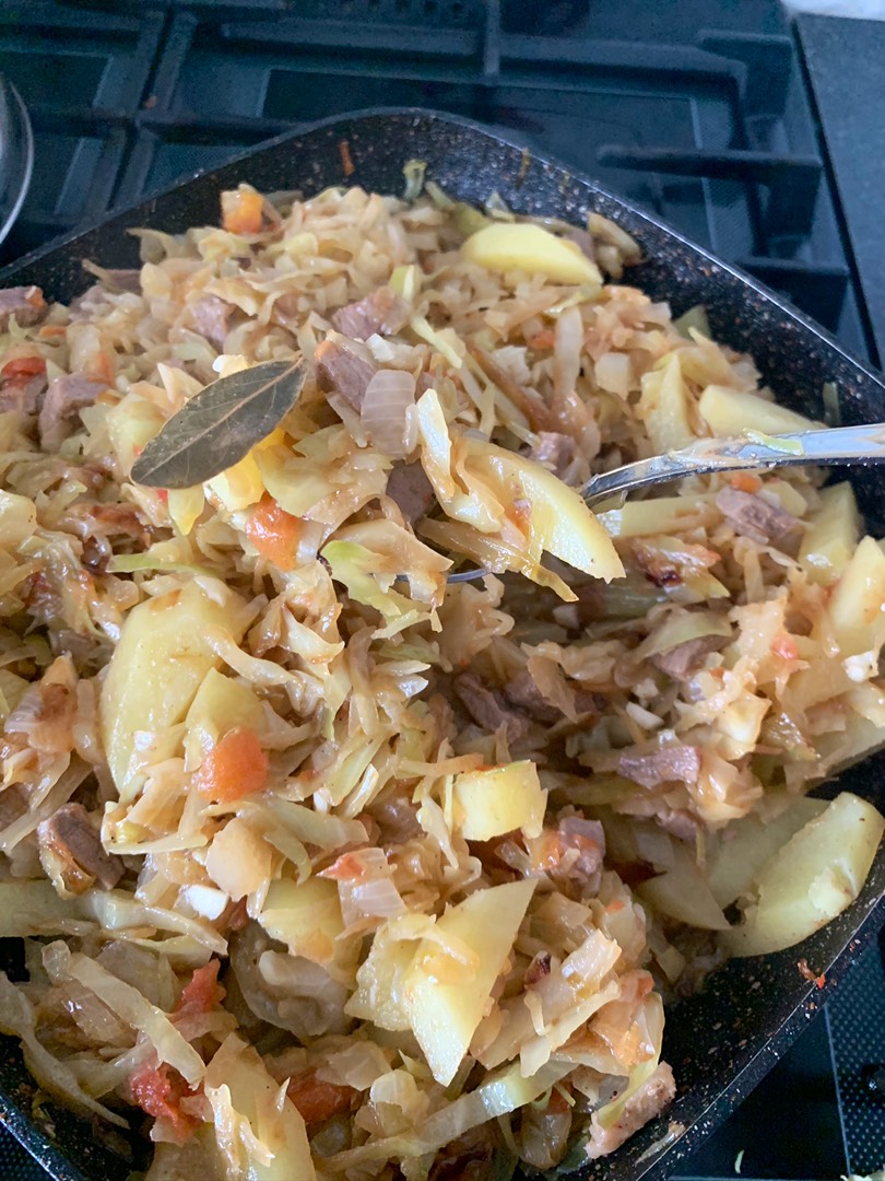 Мясо с капустой и картофелем