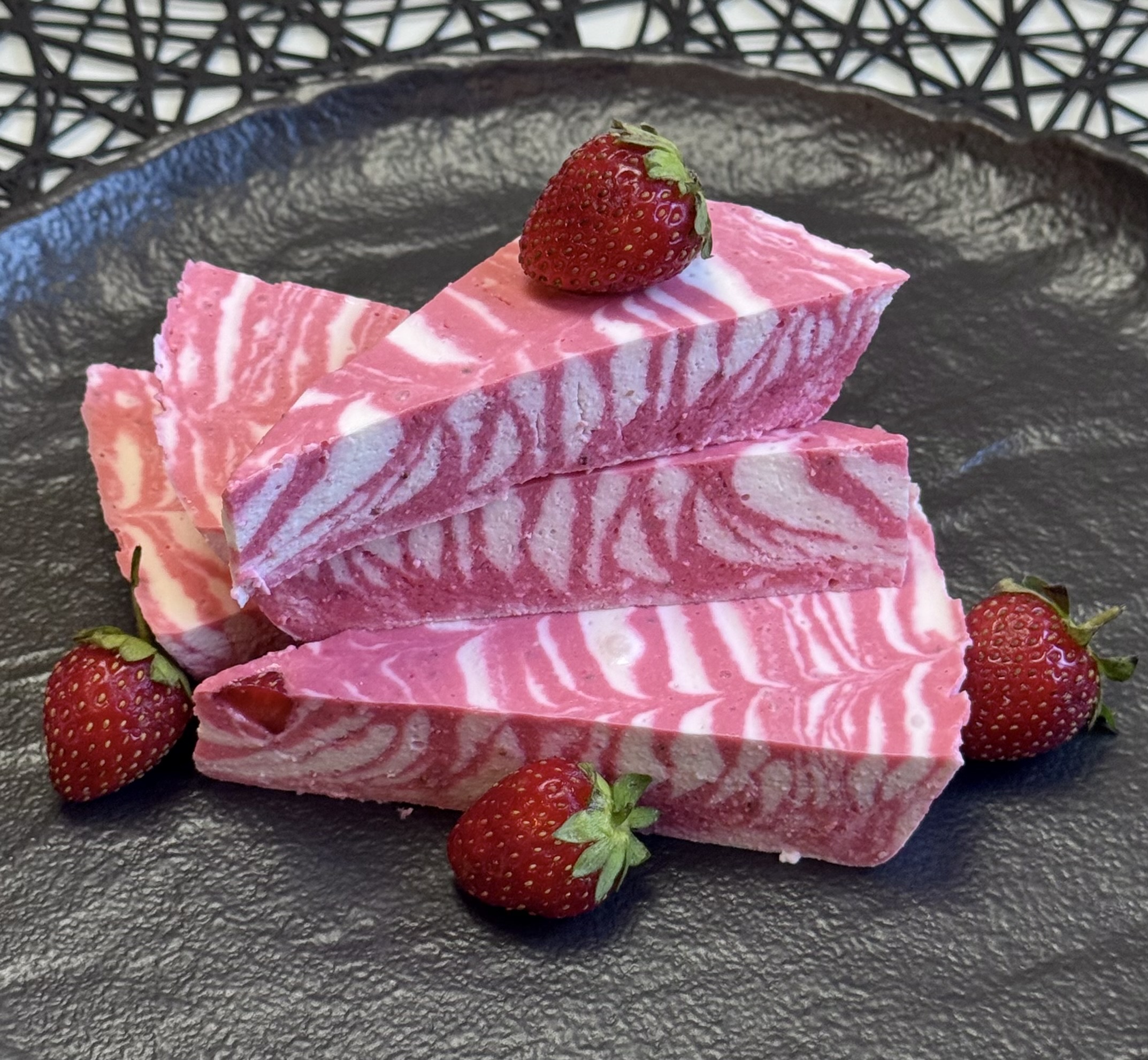 Торт без выпечки с творогом и клубникой