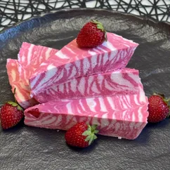 Торт без выпечки с творогом и клубникой