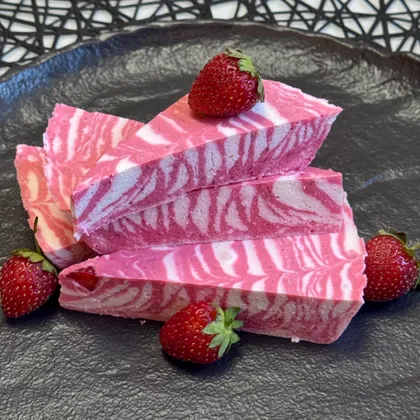 Торт без выпечки с творогом и клубникой