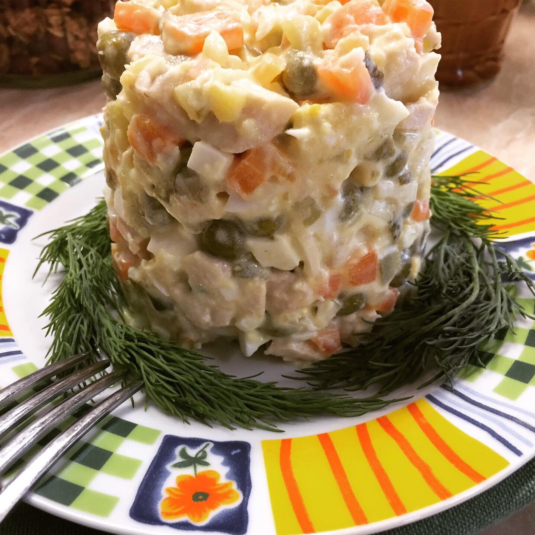 зимние салаты со. зимние салаты со. зимние салаты со. гора оливье. Salat оливье.