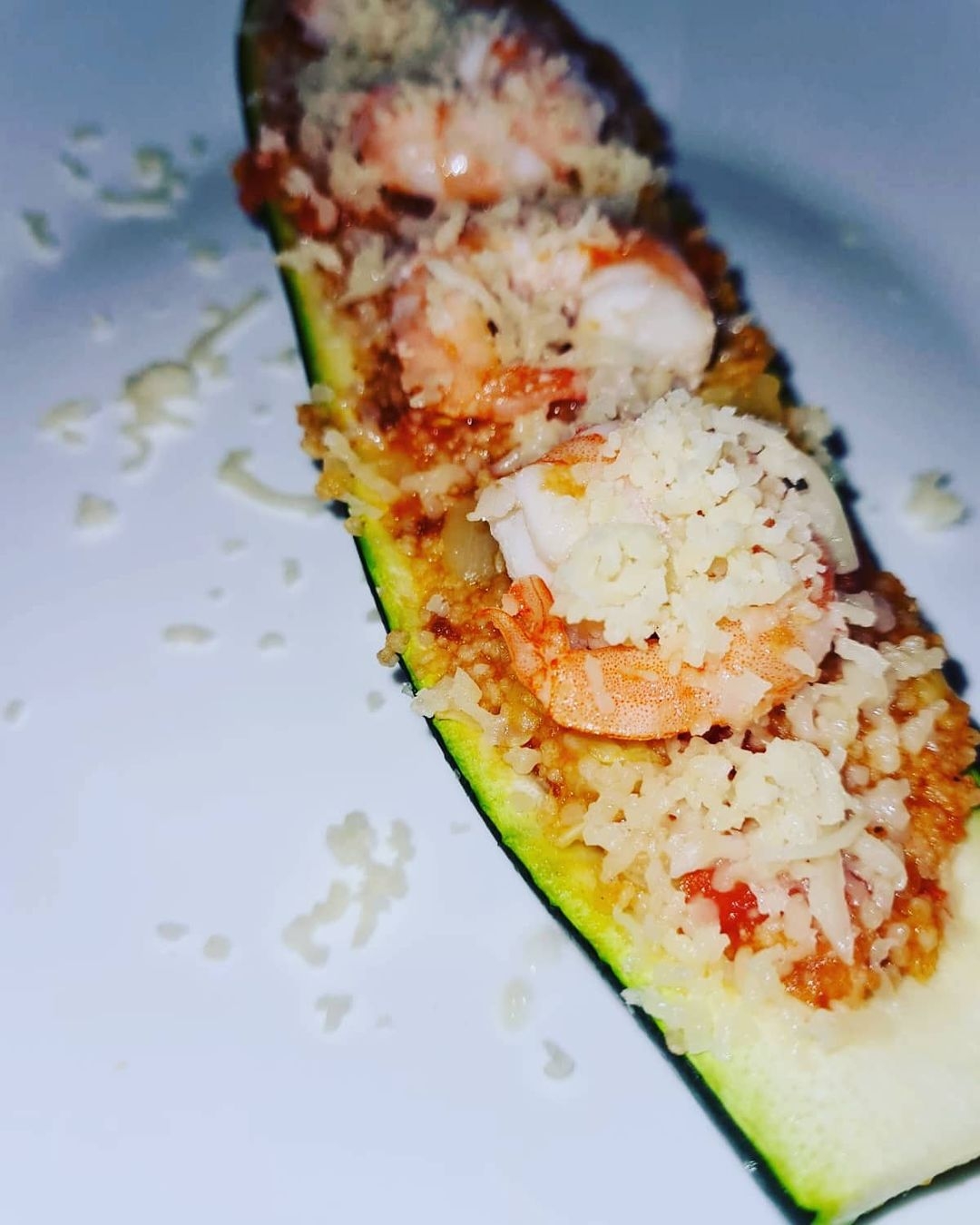 Фаршированный цукини с кускусом и креветками
