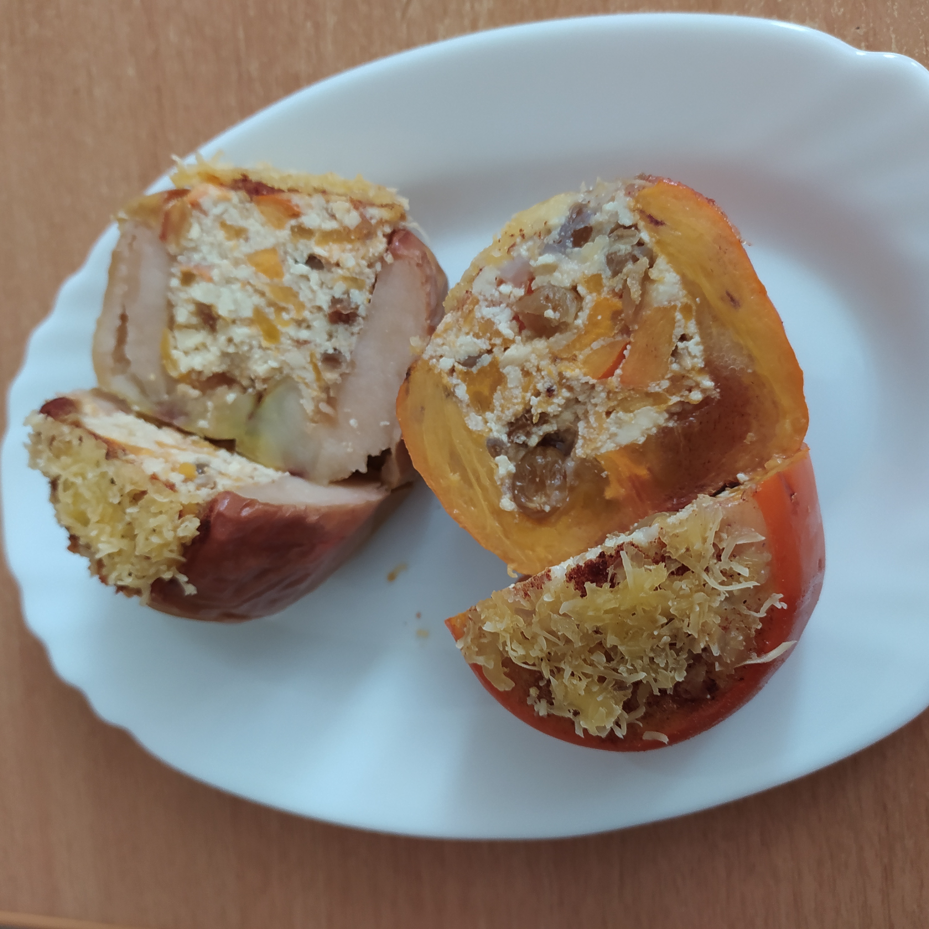 Хурма и яблоко, фаршированные тофу с изюмом 