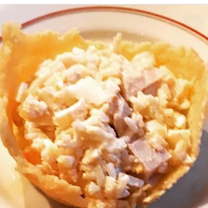 Сырная тарелка с салатом из кальмаров