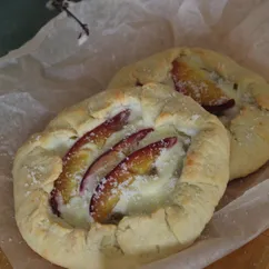 Творожные галеты с бананами и персиками