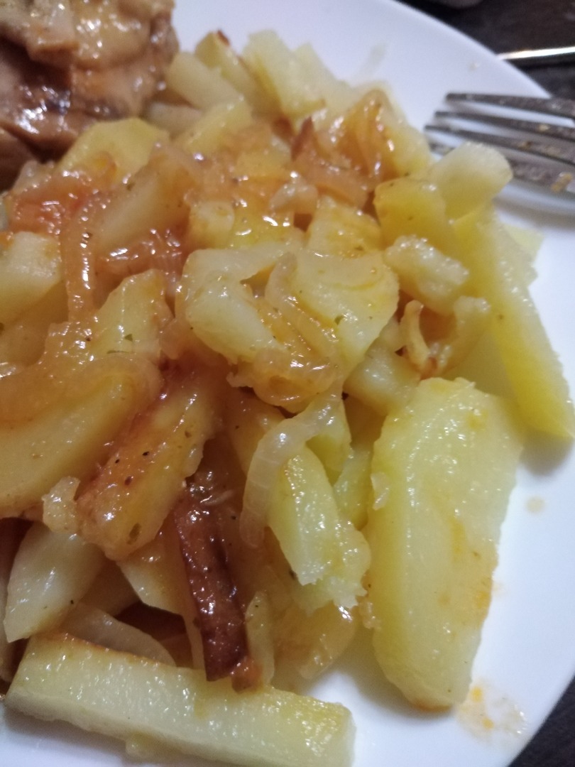 Жареная картошка с луком и яйцами