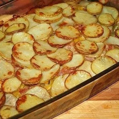 Запеченный молодой картофель с беконом и овощами