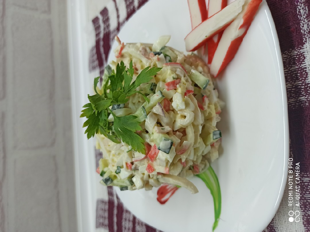 Салат из лапши с крабовыми палочками и кукурузой