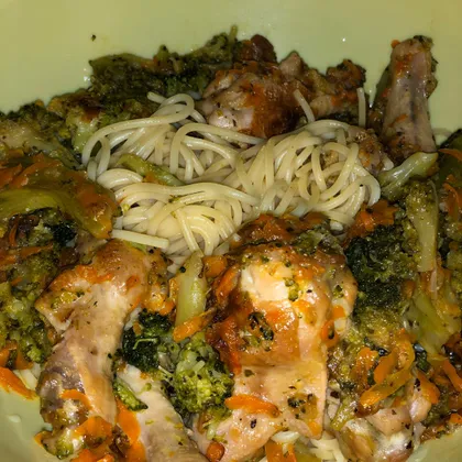 Спагетти с куринными плечеками и брокколи