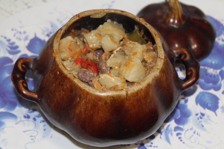 Картофель с уткой в горшочке