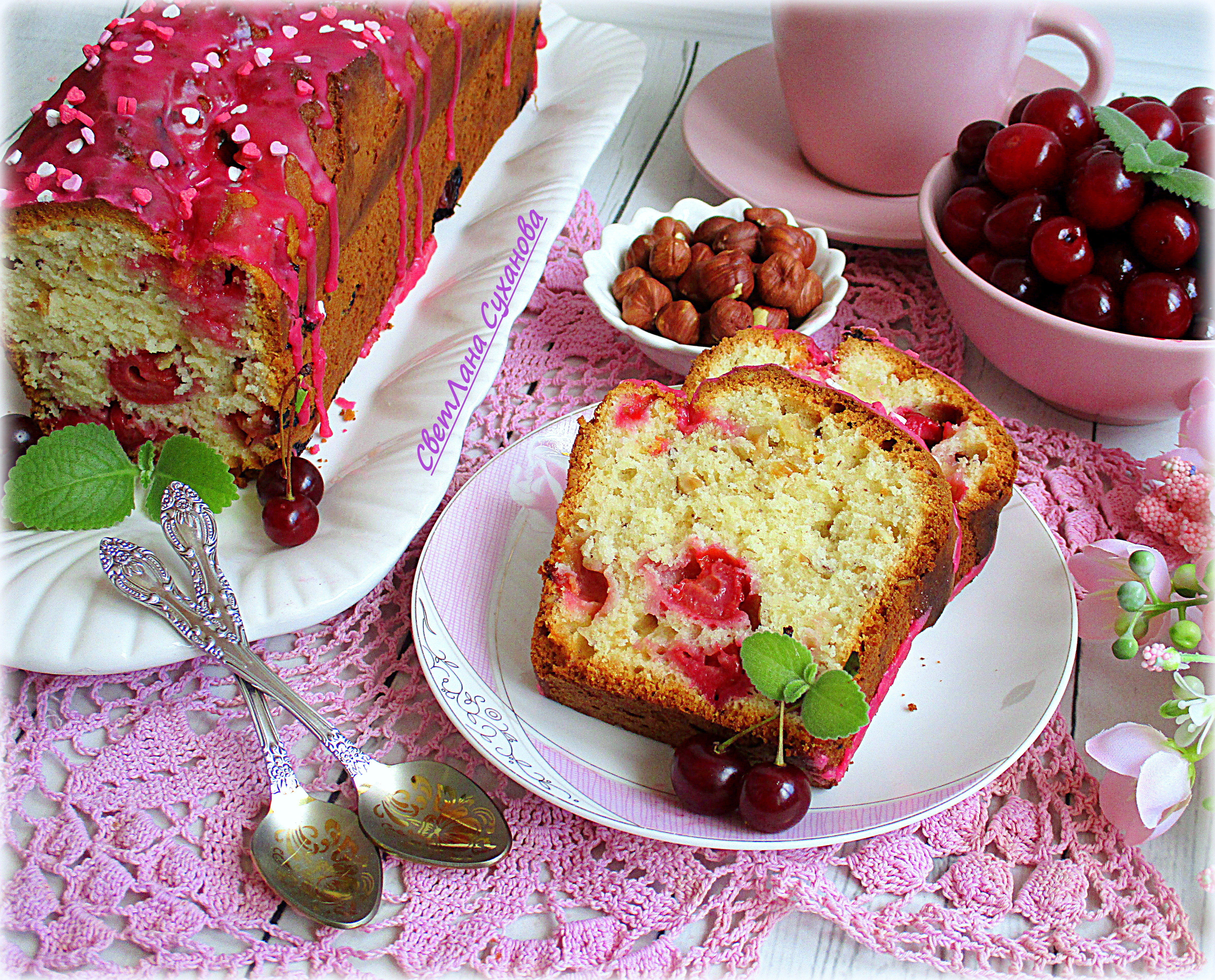 Кекс с вишней и фундуком
