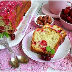 Кекс с вишней и фундуком
