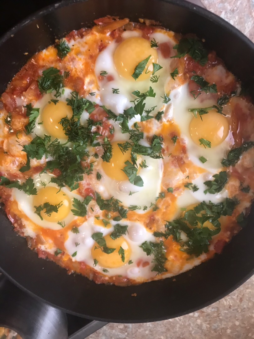 Яичница с помидорами, колбасой и сыром: секреты приготовления