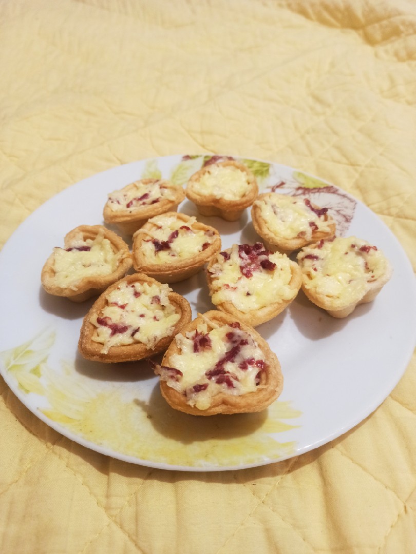 Тарталетки с колбасой и сыром