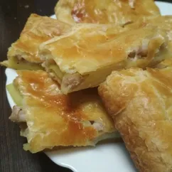 Мясной пирог из слоенного теста