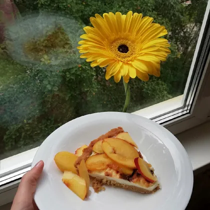 Творожный торт с персиками на основе из печенья