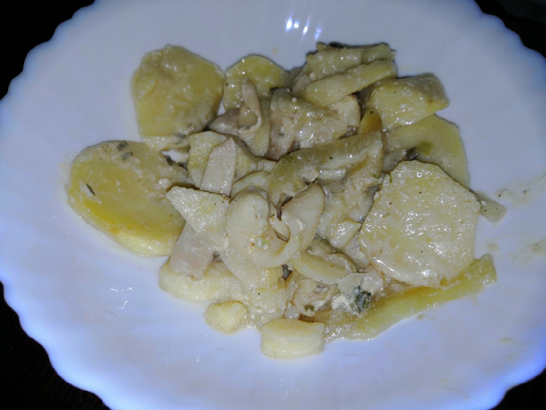 Жареная картошка с кальмарами на сковороде