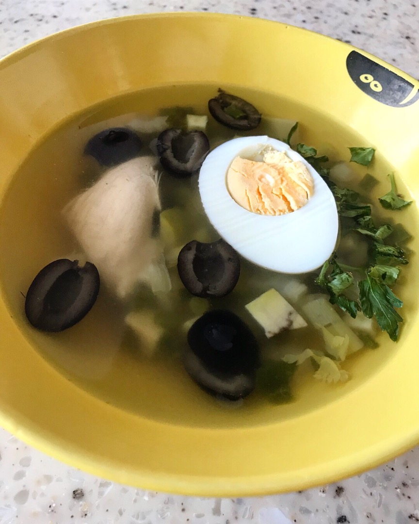 Куриный супчик с авокадо и маслинами
