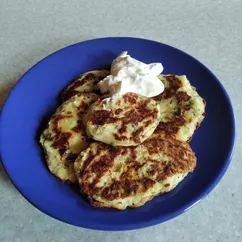 Оладушки из кабачков с сыром,зеленью и картошкой