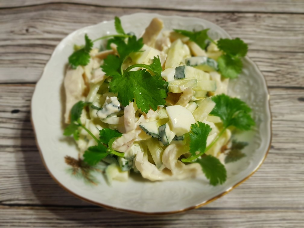 Салат из кальмаров с сыром и грецкими орехами — рецепты | Дзен