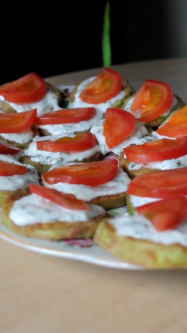 Жареный ЦУКИНИ с Чесночным СОУСОМ и Помидорами
