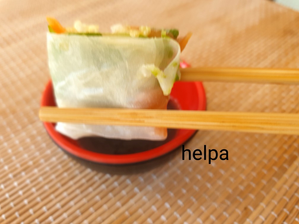 Спринг-роллы из рисовой бумаги с овощами и лососем