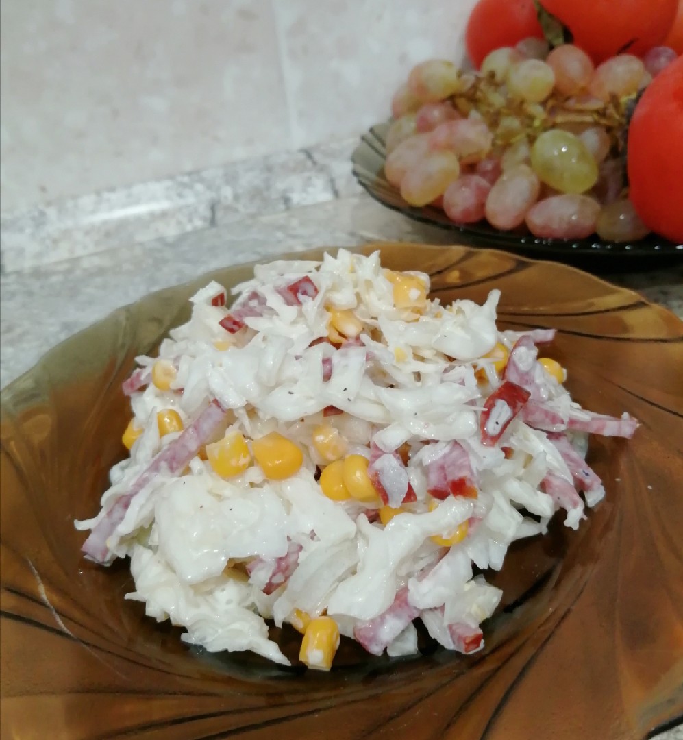 Салат с копченой колбасой, капустой и кукупузой