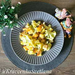 Цветная капуста с гренками и яйцом на сковороде