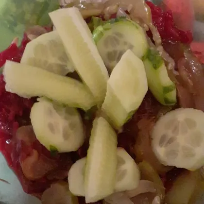 Свекольный салатик с солеными и свежими огурцами