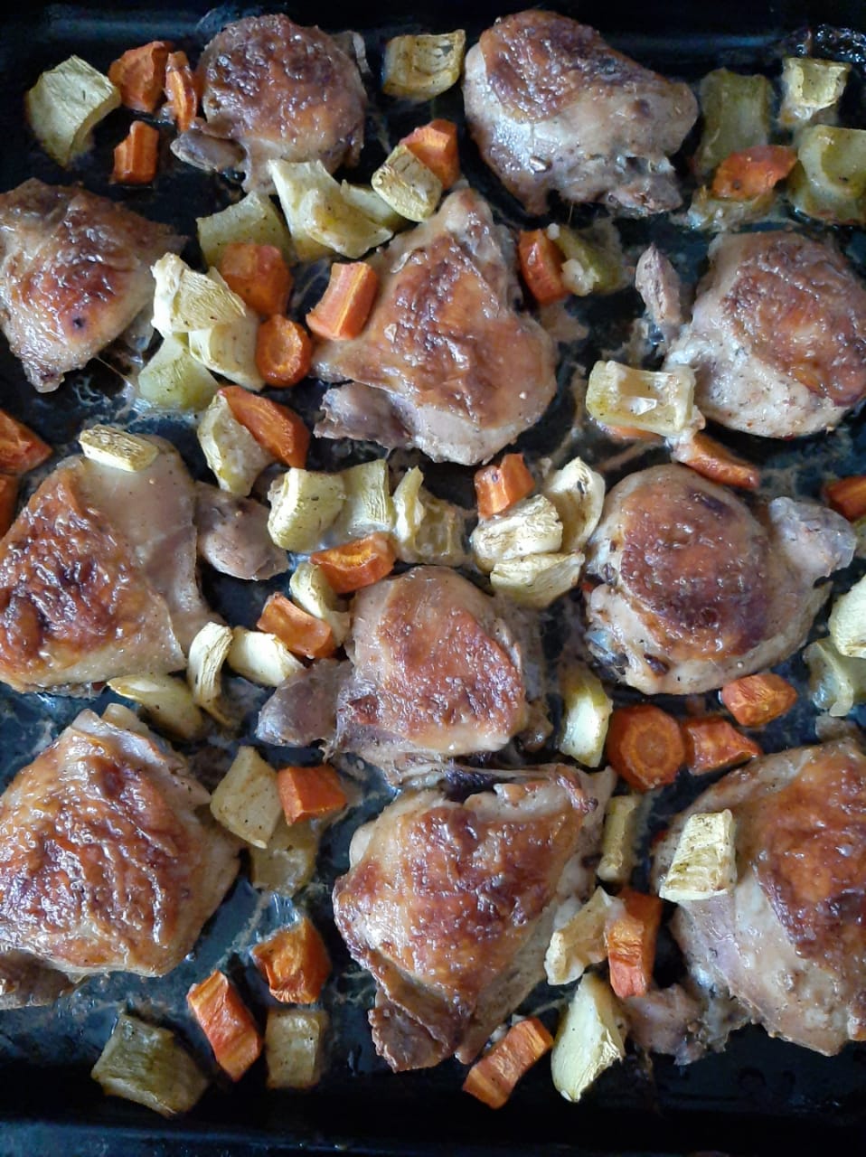 Бёдрышки куриные с овощами в духовке