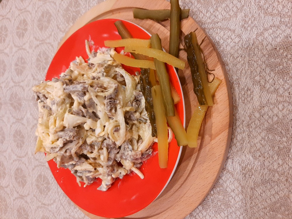 Слоеный салат из говяжьего сердца с грибами, сыром и грецкими орехами