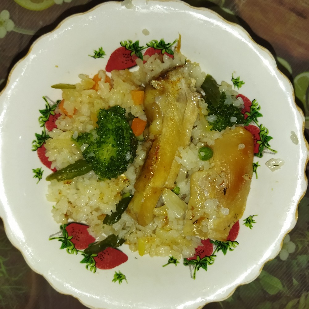А-ля Плов--Рис с овощной зеленью на куриной грудке