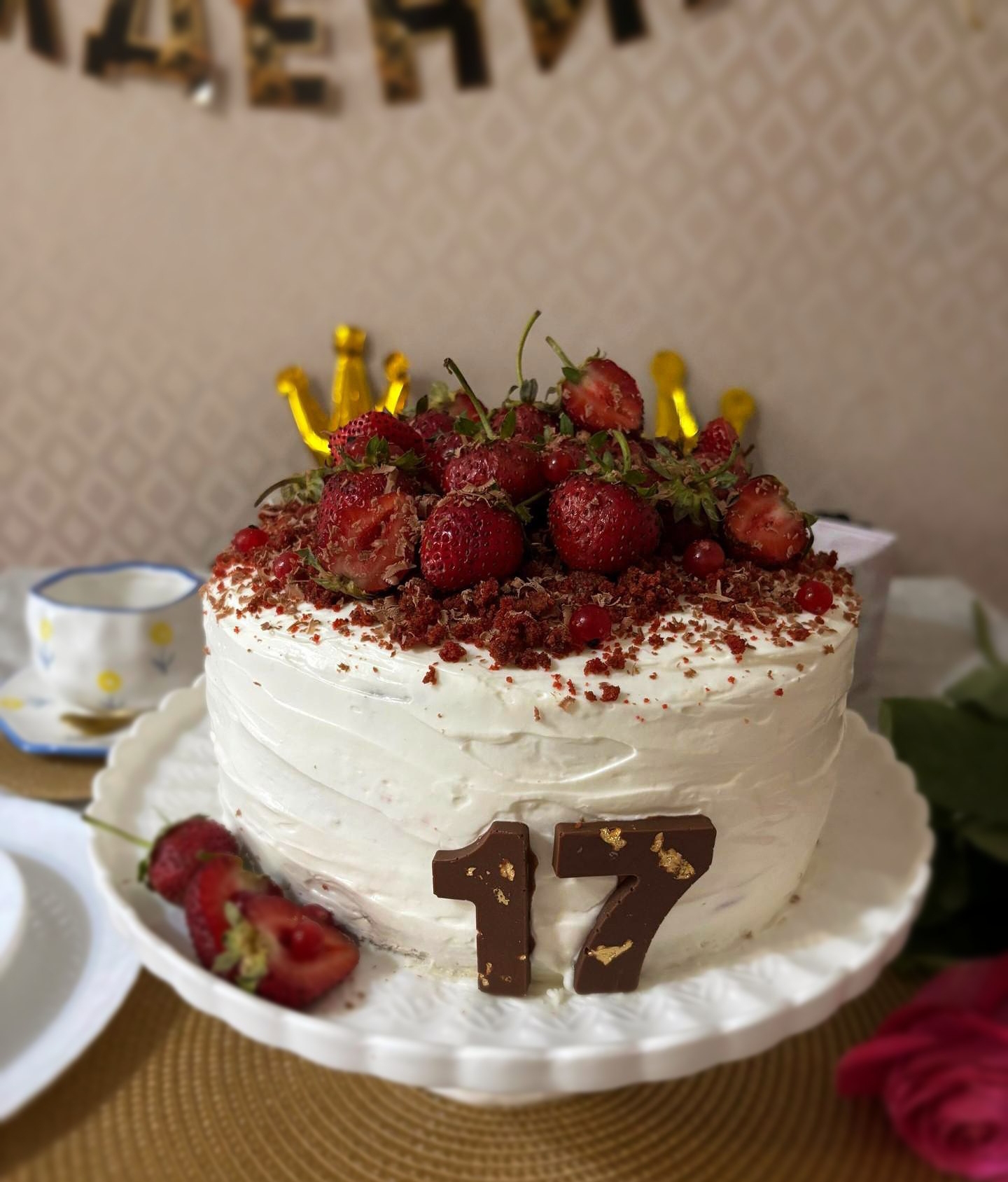 Торт Красный бархат с клубничным конфи и сливочно-сырным кремом