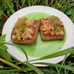 Гренки с помидорной закуской