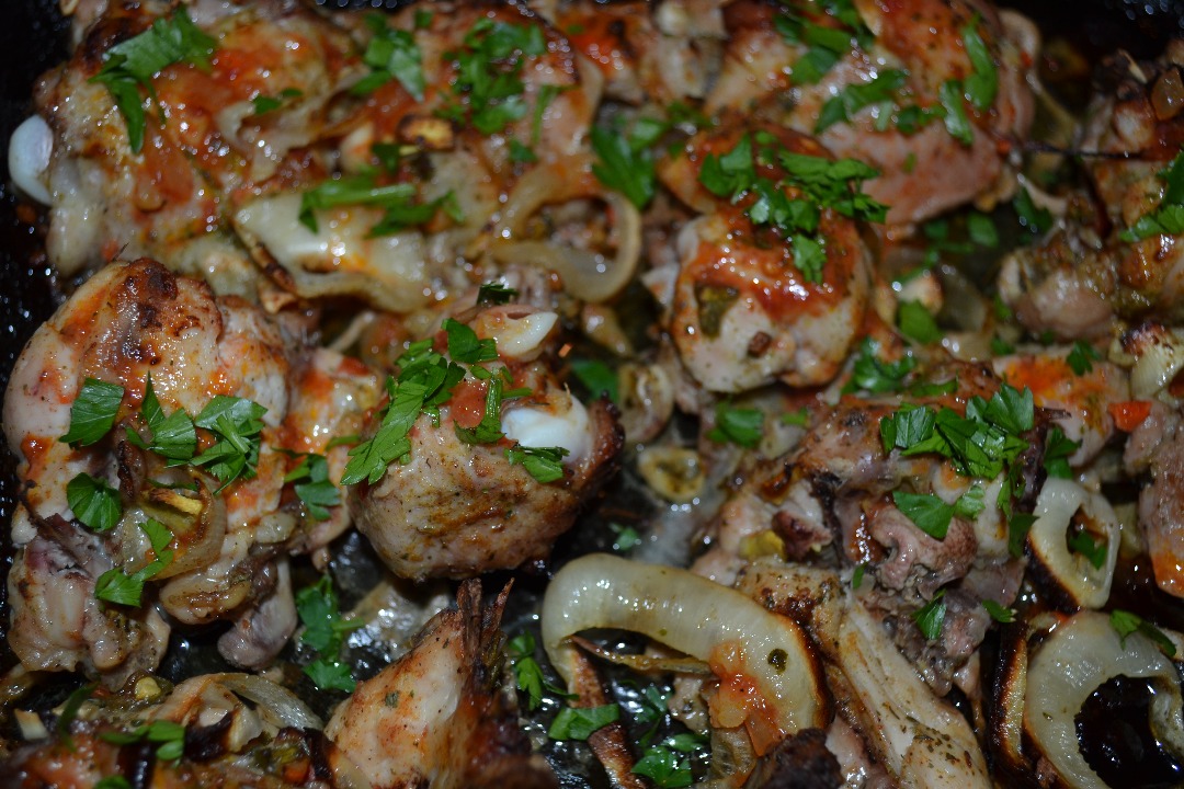 Кусочки курочки с кизиловой подливой